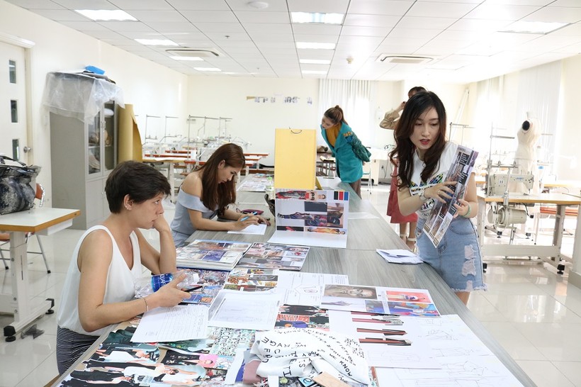 Sinh viên và các chuyên gia thời trang đang trao đổi về bộ sưu tập của mình