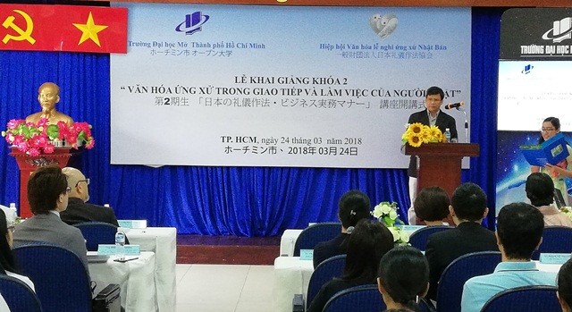 Ông Nguyễn Thành Nhân - Phó hiệu trưởng Trường ĐH Mở TPHCM  phát biểu khai giảng khóa học