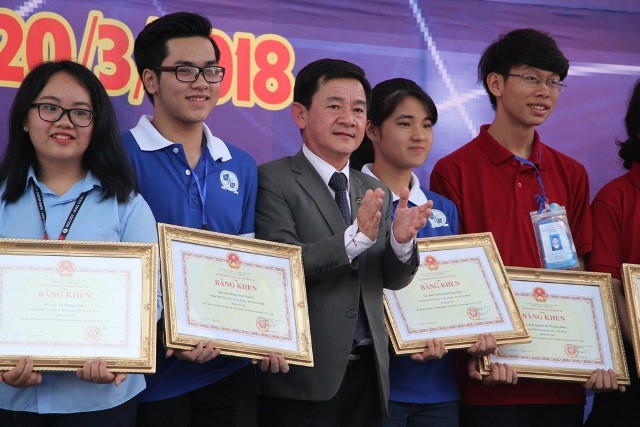 Minh Khôi và Phương Thảo (áo xanh) vinh dự nhận giải Nhất toàn quốc cho dự án nghiên cứu của mình từ tay ông Phan Văn Đa (giữa)- Phó chủ tịch UBND tỉnh Lâm Đồng