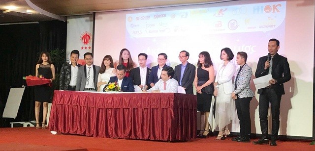 Đại diện cho BKC và Công ty CP Dgroup Holdings tiến hành ký kết hợp tác với nhau.