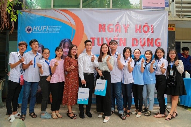 Sinh viên chụp hình lưu niệm với các Doanh nghiệp và Ban tổ chức tại HUFI CAREER DAY năm 2019.