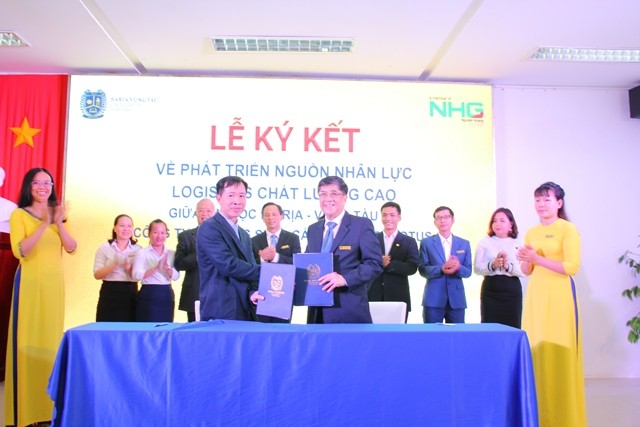 GS.TS Nguyễn Lộc (bên phải) và ông Dương Thanh Khang, Phó Tổng Giám đốc Công ty CP Cảng Tổng hợp Thị Vải ký kết biên bản thỏa thuận hợp tác.