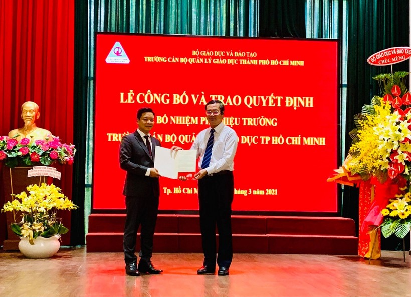 Thứ trưởng Bộ GD&ĐT Nguyễn Văn Phúc (bên phải) trao Quyết định bổ nhiệm cho TS Vũ Quảng.