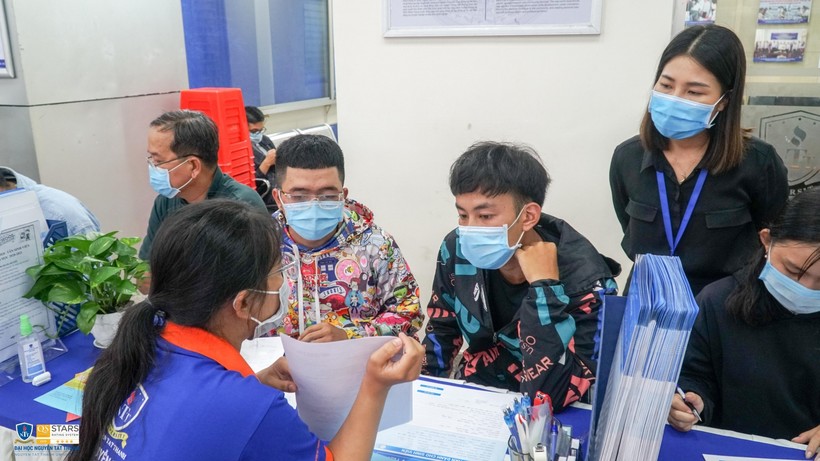 Thí sinh tìm hiểu và nộp hồ sơ xét tuyển học bạ THPT vào Trường ĐH Nguyễn Tất Thành.