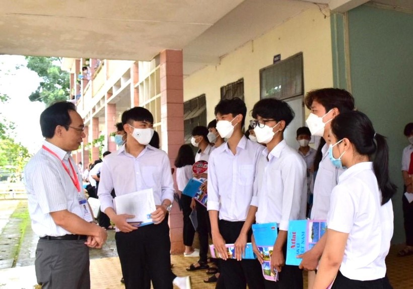 Thứ trưởng Hoàng Minh Sơn kiểm tra tại Bình Phước: Đảm bảo 5 nguyên tắc để kỳ thi thành công ảnh 1