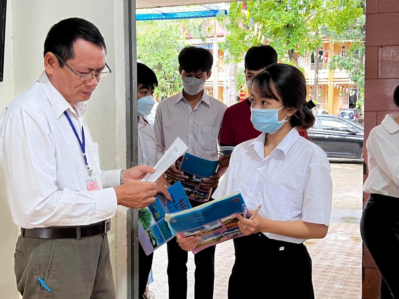 Thứ trưởng Hoàng Minh Sơn kiểm tra tại Bình Phước: Đảm bảo 5 nguyên tắc để kỳ thi thành công ảnh 4