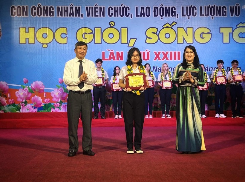 Ông Hồ Thanh Sơn, Phó Bí thư thường trực Tỉnh uỷ và bà Nguyễn Thị Như Ý, Chủ tịch LĐLĐ tỉnh tuyên dương các gương “ Học giỏi sống tốt”