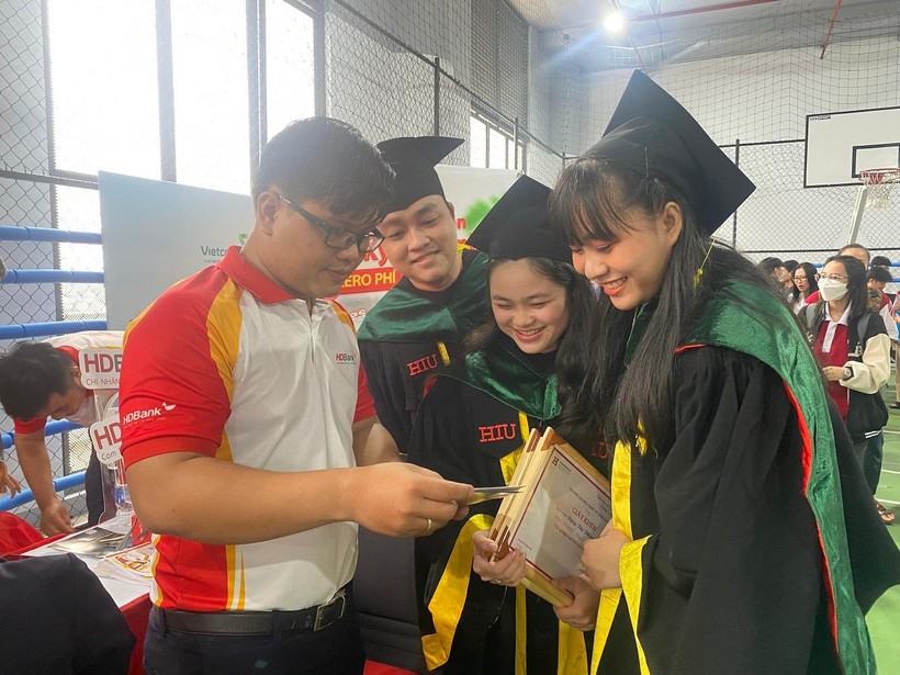 Trường ĐH Hồng Bàng đưa doanh nghiệp đến 'săn' người giỏi tại lễ tốt nghiệp ảnh 1