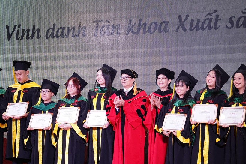 Trường ĐH Hồng Bàng đưa doanh nghiệp đến 'săn' người giỏi tại lễ tốt nghiệp ảnh 2