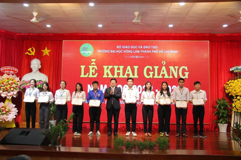 Trường ĐH Nông Lâm TPHCM khai giảng năm học mới ảnh 1