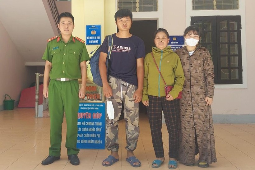 Công an huyện Tương Dương đưa anh Liễu về đoàn tụ với gia đình.