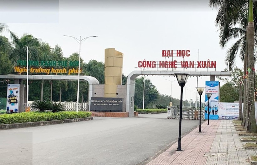 Trường ĐH Công nghệ Vạn Xuân đóng tại thị xã Cửa Lò, Nghệ An.