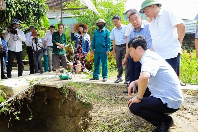 Chủ tịch UBND tỉnh Nghệ An Nguyễn Đức Trung kiểm tra tình trạng sụt lún tại xã Châu Hồng vào ngày 29/5.