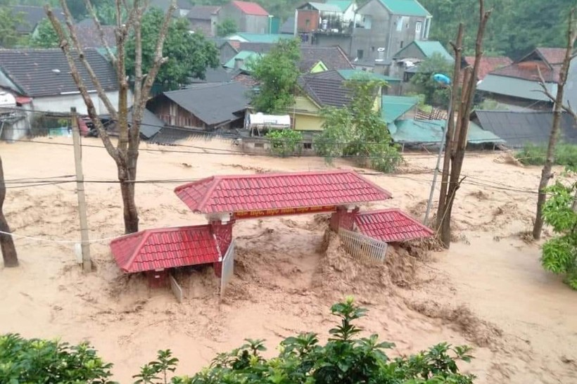 Cận cảnh mưa lũ kinh hoàng tại huyện miền núi Kỳ Sơn ảnh 6
