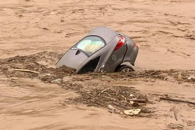 Xe ô tô tại thị trấn Mường Xén, huyện Kỳ Sơn bị lũ cuốn trôi.