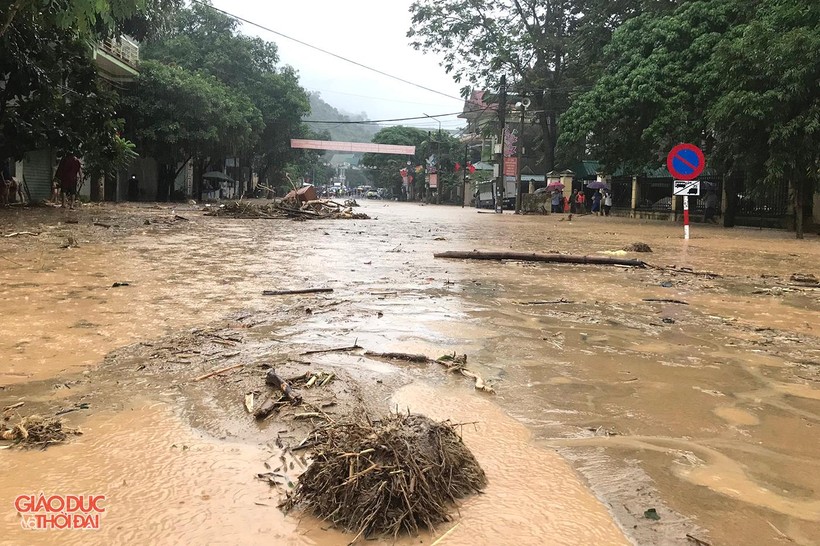 Cận cảnh mưa lũ kinh hoàng tại huyện miền núi Kỳ Sơn ảnh 11