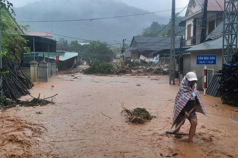 Cận cảnh mưa lũ kinh hoàng tại huyện miền núi Kỳ Sơn ảnh 4