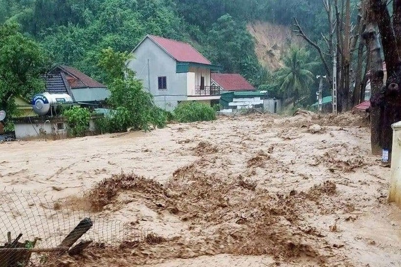 Cận cảnh mưa lũ kinh hoàng tại huyện miền núi Kỳ Sơn ảnh 1
