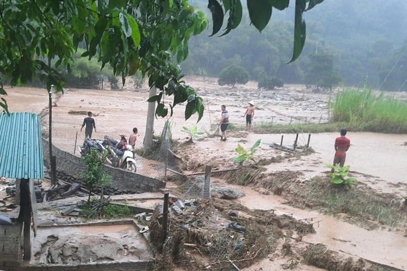 Cận cảnh mưa lũ kinh hoàng tại huyện miền núi Kỳ Sơn ảnh 5