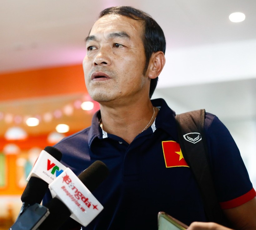 Huấn luyện viên Đinh Thế Nam cẩn trọng trước Singapore.