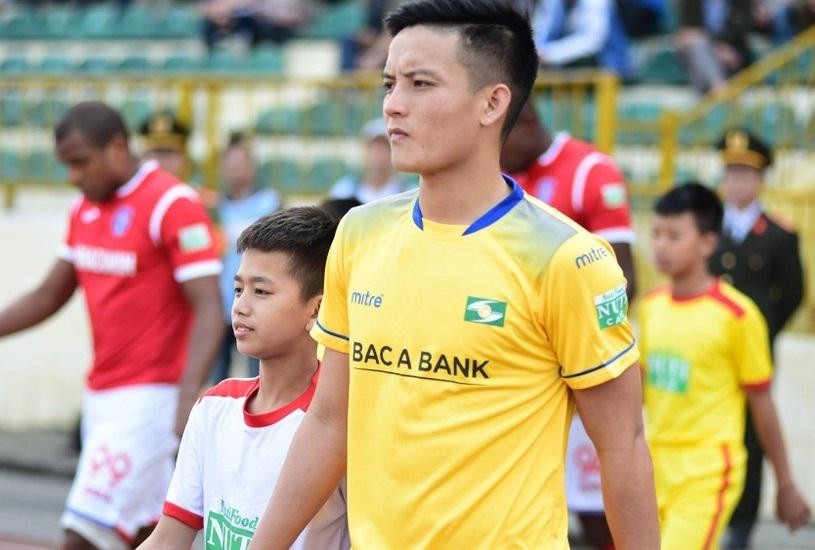 Hoàng Văn Khánh nghỉ hết lượt đi V.League vì chấn thương.