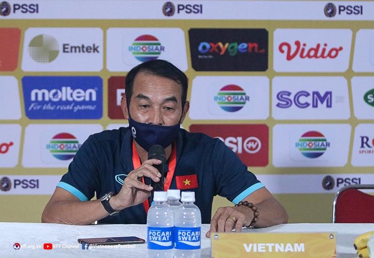 HLV Đinh Thế Nam chưa thực sự hài lòng dù U19 Việt Nam thắng cách biệt Myanmar.