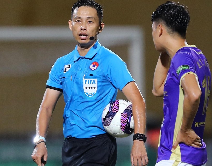 Trọng tài Duy Lân thừa nhận mắc sai sót ở trận đấu giữa HAGL và Hà Nội FC ở vòng 11 V.League.