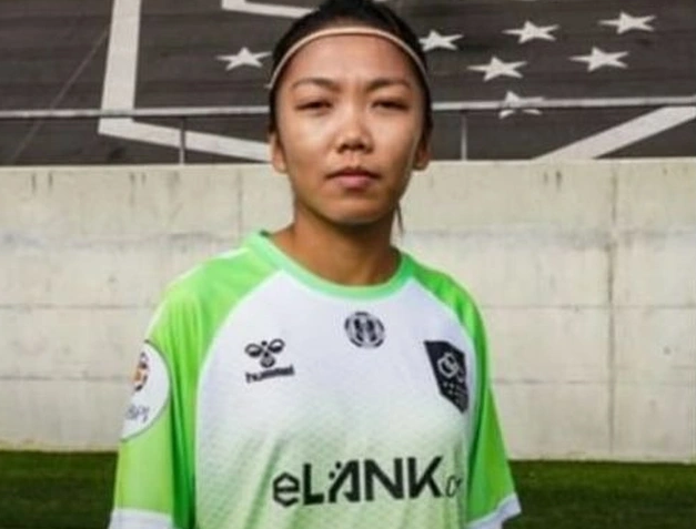 Huỳnh Như chuẩn bị cho trận đấu ra mắt CLB Lank FC.