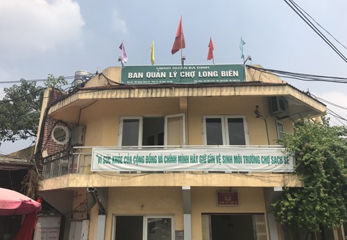 Trụ sở Ban quản lý chợ Long Biên nằm trong khuôn viên chợ. Ảnh: Vnexpress