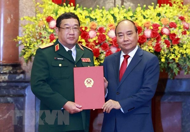 Chủ tịch nước Nguyễn Xuân Phúc trao Quyết định thăng quân hàm Thượng tướng cho Thứ trưởng Phạm Hoài Nam. Ảnh: TTXVN
