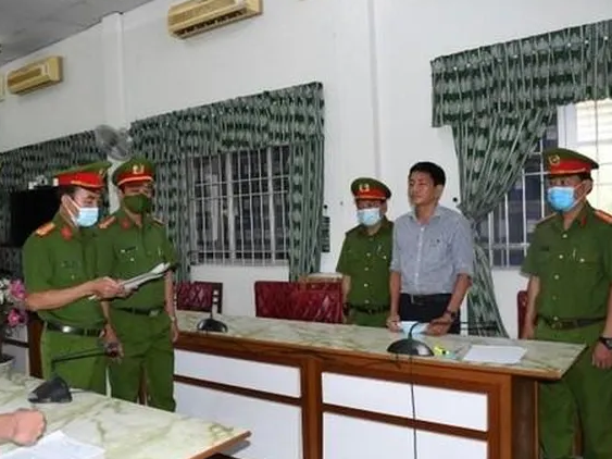 Cơ quan Công an đọc đọc quyết định khởi tố bị can, lệnh bắt tạm giam đối với ông Trần Đắc Thanh - Phó Giám đốc Sở Y tế tỉnh Trà Vinh vào ngày 25/5/2022.