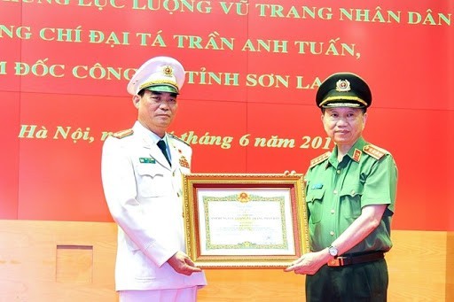 Đại tá Trần Anh Tuấn (bên trái) được phong tặng danh hiệu Anh hùng lực lượng vũ trang nhân dân.