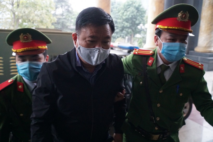 Bị cáo Đinh La Thăng bị áp giải tới phiên xét xử.