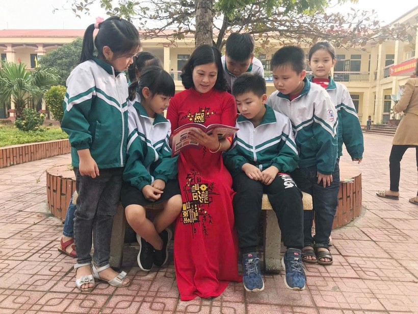 Cô Khiếu Thị Phương Thảo kể truyện cho học trò trong một giờ ra chơi. Ảnh: P.Thảo.