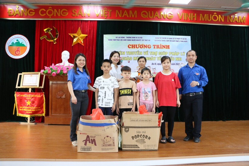 Đoàn Thanh niên cơ quan Sở Tư pháp Hà Nội và Chi đoàn Trung tâm Trợ giúp pháp lý Nhà nước TP Hà Nội tặng quà nhân dịp Tết Thiếu nhi 1/6 cho trẻ em tại đây.