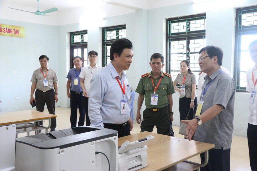 Thứ trưởng Nguyễn Hữu Độ kiểm tra các điều kiện ở khu vực chấm thi tại Trường THPT Nguyễn Khuyến - TP Nam Định.
