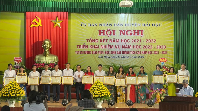 Giám đốc Sở GD&ĐT Nam Định Cao Xuân Hùng thay mặt lãnh đạo tỉnh tặng thưởng các tập thể, cá nhân của ngành giáo dục Hải Hậu có thành tích xuất sắc trong năm học vừa qua.