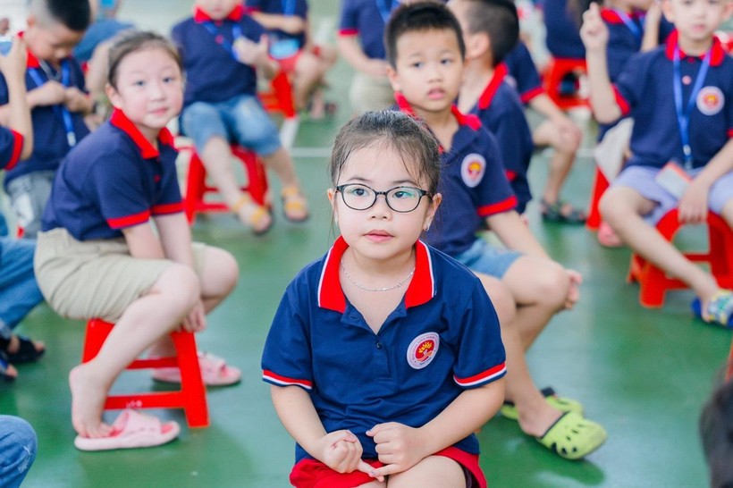 Khoảnh khắc ngộ nghĩnh của trẻ lớp 1 Trường Tiểu học Trần Nhân Tông trong buổi tựu trường chào đón năm học mới 2022-2023.