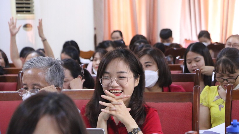 Các thầy cô tại TP Thái Nguyên cảm thấy hào hứng với những chia sẻ của chuyên gia tại buổi tập huấn về dạy học hiệu quả trong kỷ nguyên số.