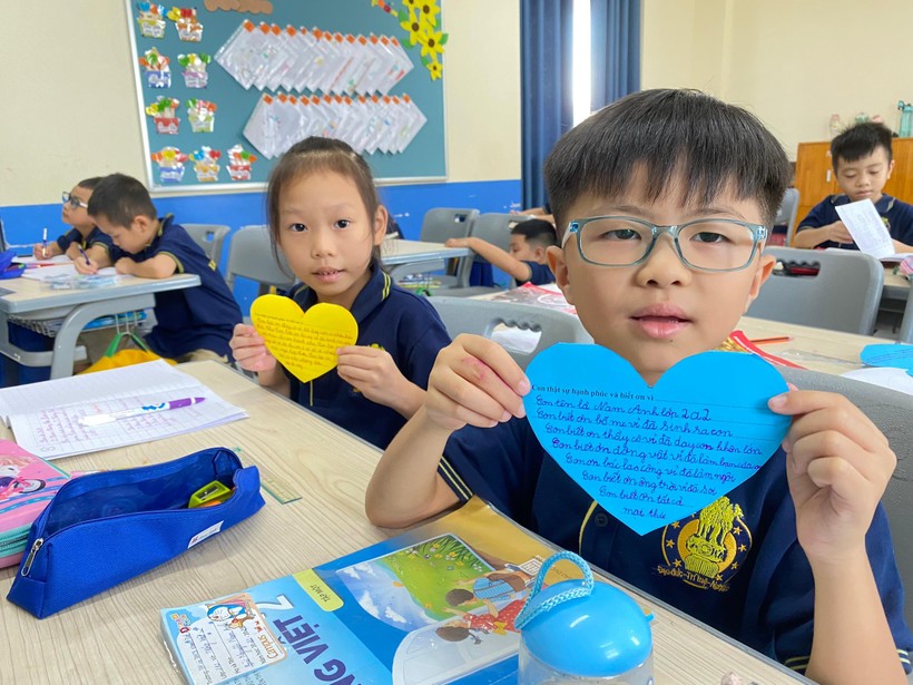 Trẻ tự tay cắt những tấm thiệp nhỏ viết lên suy nghĩ, lời chúc của mình dành cho cha mẹ trong ngày đầu tiên của năm học 2022-2023.