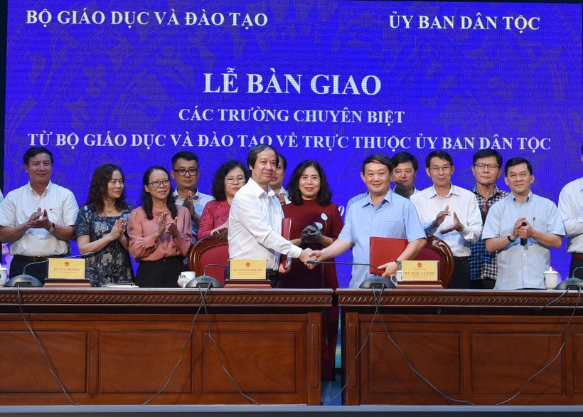 Bộ trưởng Bộ GD&ĐT Nguyễn Kim Sơn và ông Hầu A Lềnh - Bộ trưởng, Chủ nhiệm Ủy ban Dân tộc ký kết bàn giao 5 trường chuyên biệt về Ủy ban Dân tộc. 