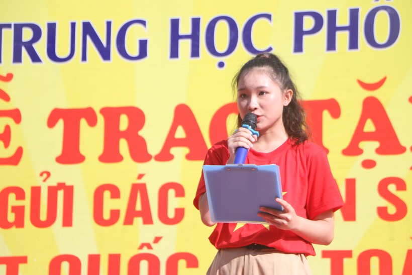Học sinh Hà Nội trao tặng 1.500 lá cờ Tổ quốc cho các chiến sĩ nơi hải đảo  ảnh 1