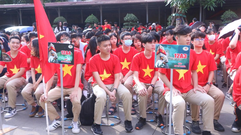 Học sinh Hà Nội trao tặng 1.500 lá cờ Tổ quốc cho các chiến sĩ nơi hải đảo  ảnh 2