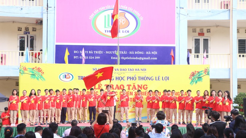 Học sinh Hà Nội trao tặng 1.500 lá cờ Tổ quốc cho các chiến sĩ nơi hải đảo  ảnh 4