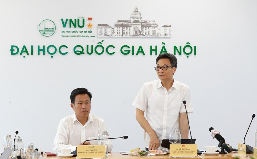 Phó Thủ tướng Vũ Đức Đam và đoàn công tác làm việc tại Đại học Quốc gia Hà Nội.