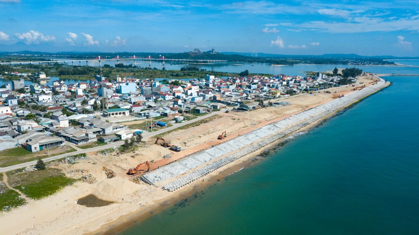 Dự án Kè chống sạt lở bờ biển thôn Phổ Trường thuộc công trình mang tính cấp thiết. Đây là công trình thủy lợi cấp IV có chiều dài hơn 700m, với tổng mức đầu tư 85 tỷ đồng.
