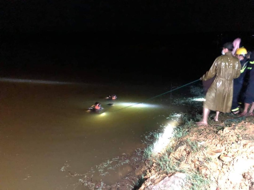 Lực lượng chức năng tổ chức tìm kiếm nạn nhân đuối nước vào tối 21/9 (ảnh: Phòng Cảnh sát PCCC và CNCH).