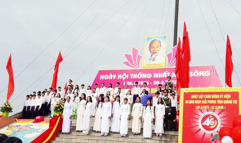 Lễ thượng cờ "Thống nhất non sông" tại đôi bờ Hiền Lương - Bến Hải năm 2018 (ảnh tư liệu)