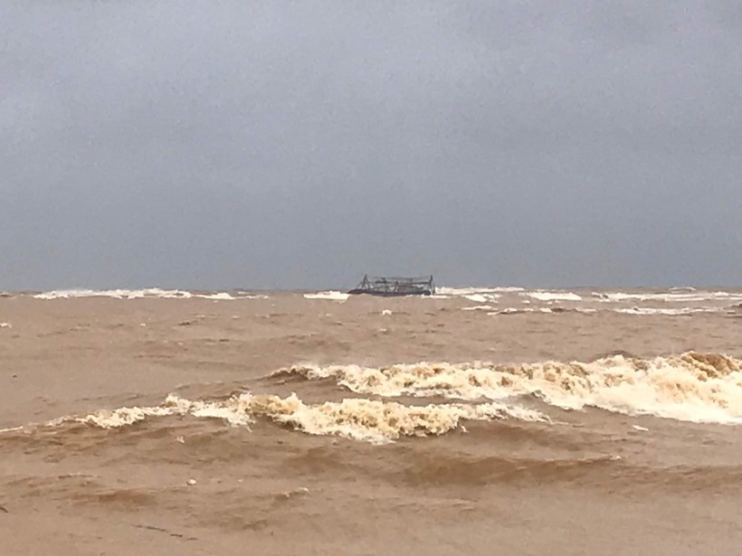 Chiếc tàu cá đang bị mắc cạn tại vùng biển Quảng Trị.