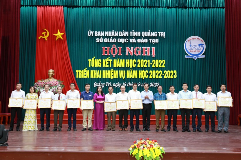 Ông Hoàng Nam - Phó chủ tịch UBND tỉnh Quảng Trị trao tặng danh hiệu Tập thể Lao động xuất sắc cho các tập thể đã có nhiều thành tích trong công tác giáo dục, đào tạo năm học 2021 – 2022.